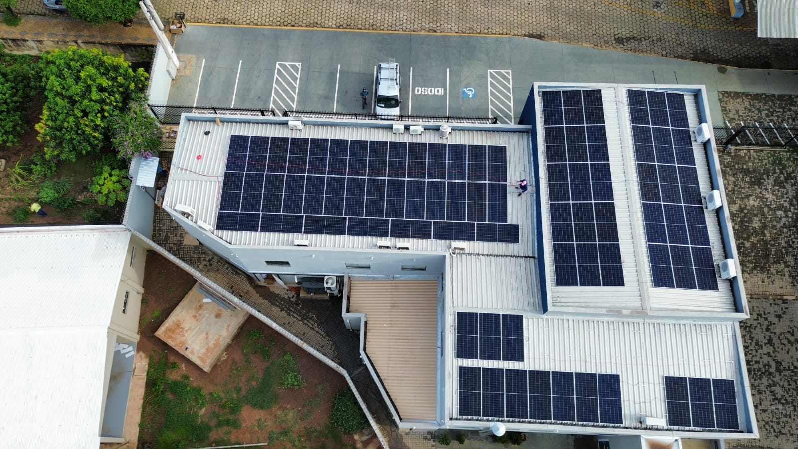 Sistema fotovoltaico em telhados de prédio institucional