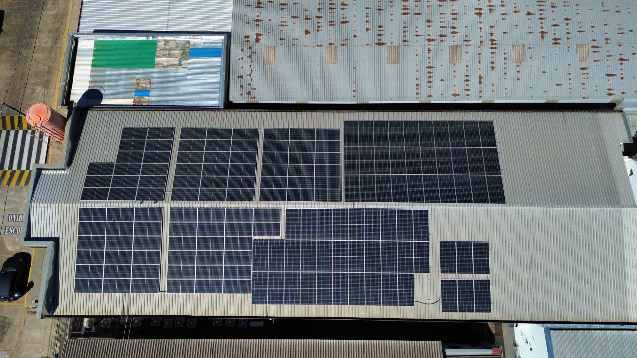 Sistema solar em telhado industrial com grande quantidade de módulos