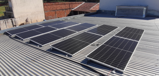 Sistema fotovoltaico compacto em telhado metálico