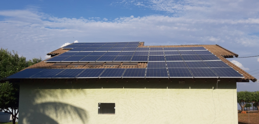 Sistema fotovoltaico de grande porte em telhado cerâmico