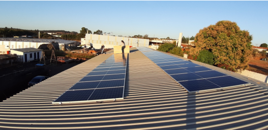 Sistema solar em telhado industrial longo